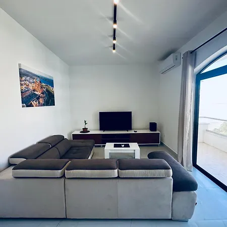 New, Modern And Spacious 4br In Apartment *